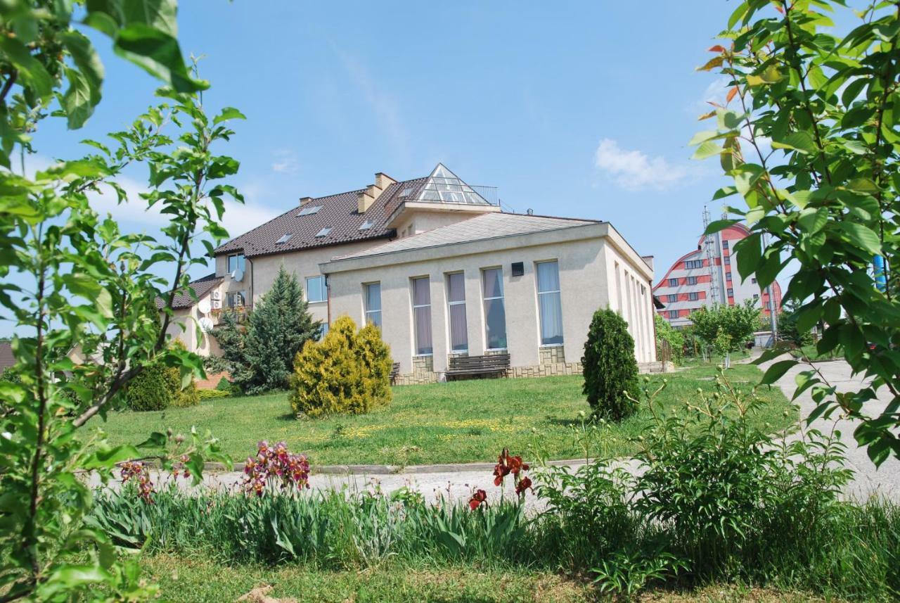 Guest House Uzhgorod Exterior photo